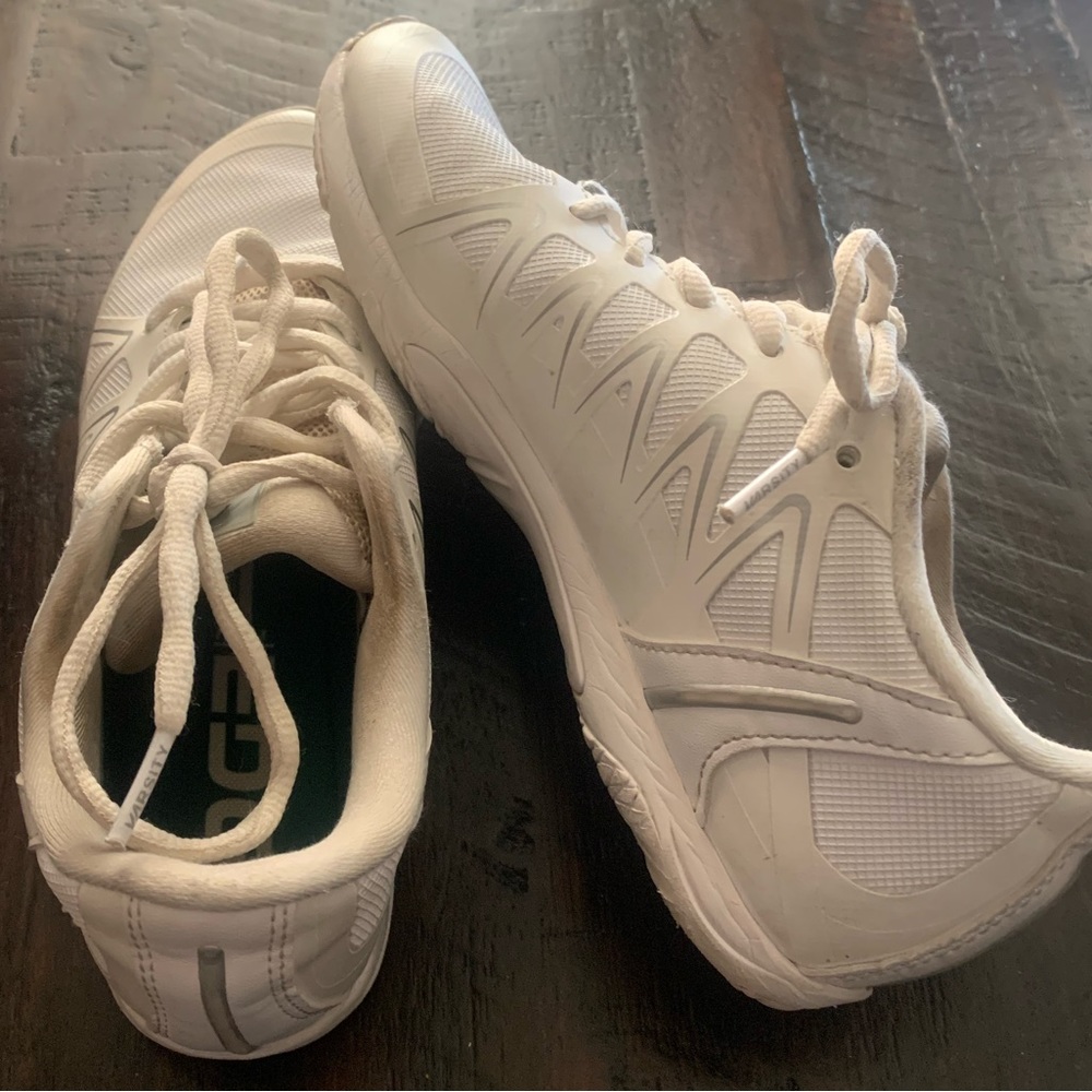 VARSITY cheer shoes 🤸🏻‍♀️6.5 … used 1 🏈 season on turf field /track sideline